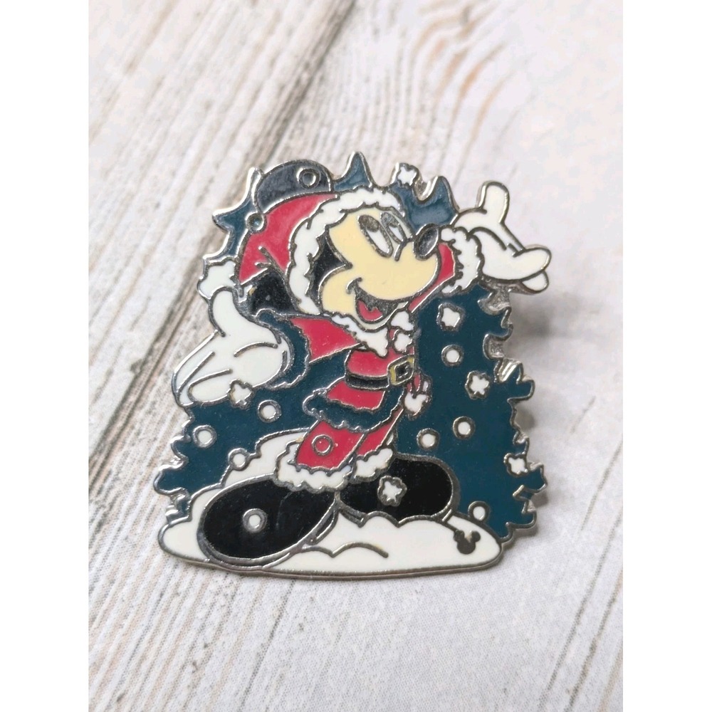 Disney Hidden Mickey Santa Mickey Cast Lanyard Winter Fun Pin 2006